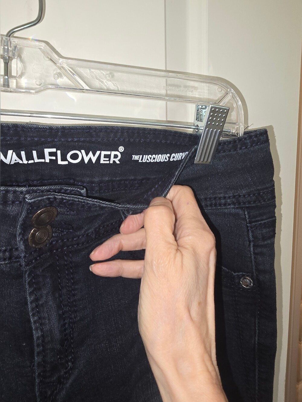 WallFlower Luscious Curvy Bootcut Jeans Women's Sz 9 Dark Wash Stretch 31 Inseam - Picture 4 of 5